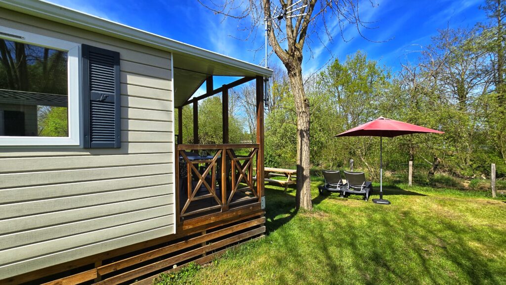 Terrasse d'un mobil-home au Camping de l'Aix