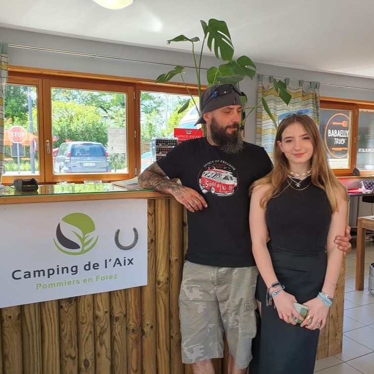 Olivier et Manon vous accueillent au Camping de l'Aix à Pommiers