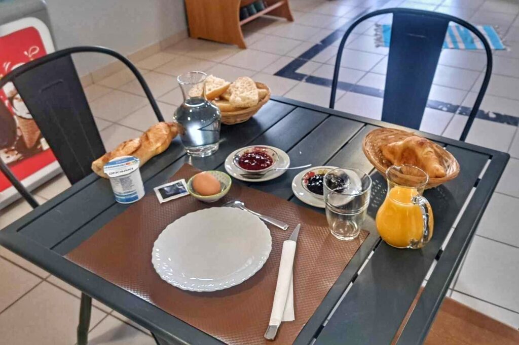 Petit déjeuner au Camping Aix Pommiers