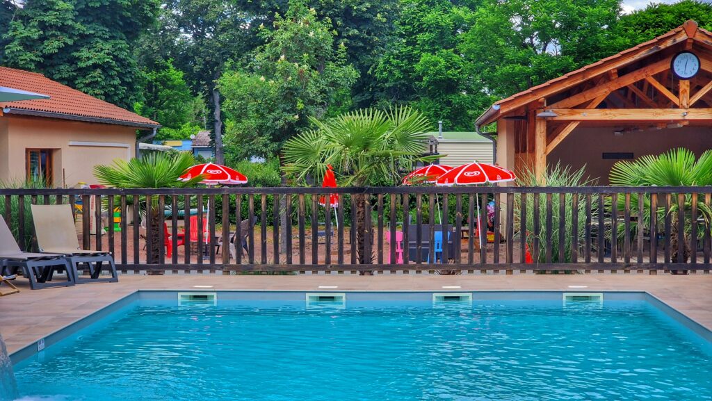 Au bord de la piscine du Camping de l'Aix