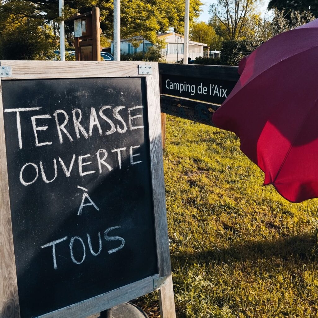 La terrasse du Camping Aix est ouverte