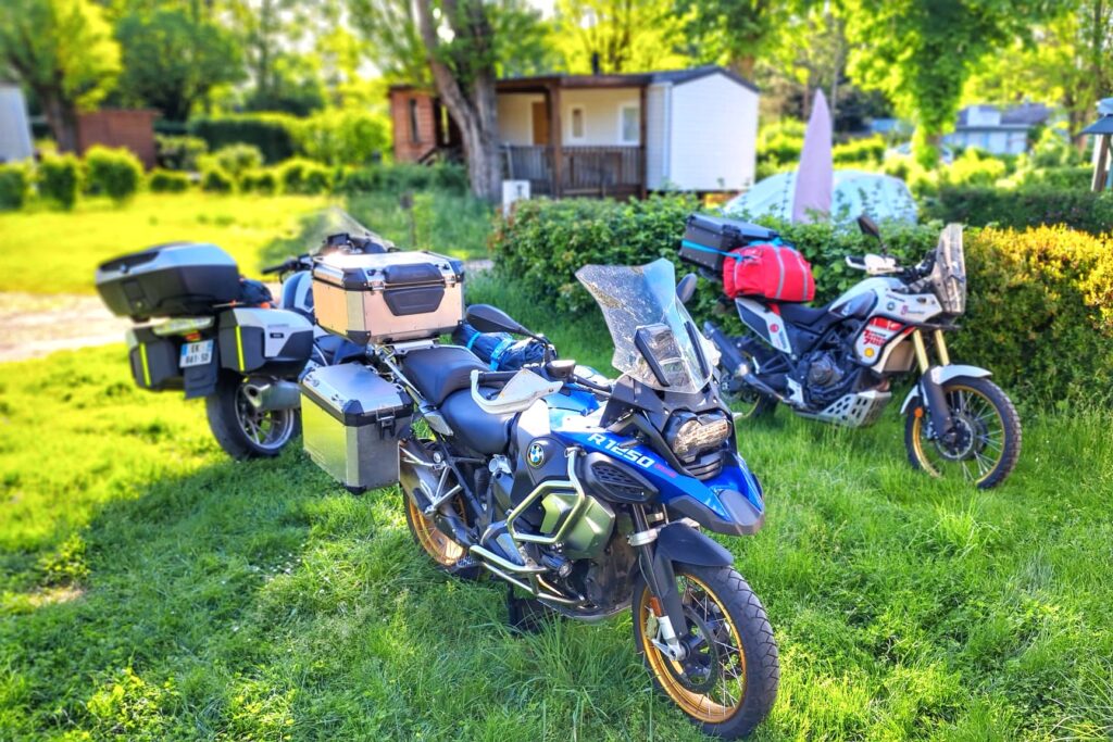 Une pause pour les motards au Camping Aix